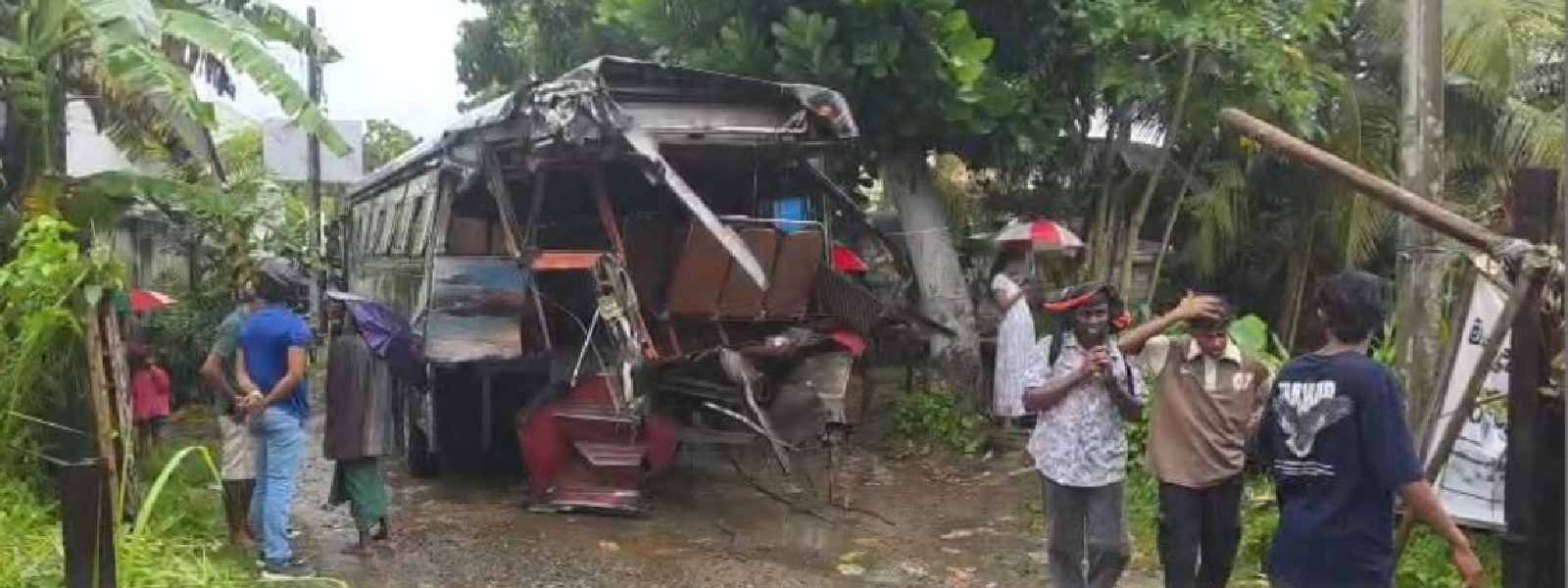 හබරාදූවේදී බස් රථයක්,දුම්රියක ගැටී ළමුන් 8කට තුවාල